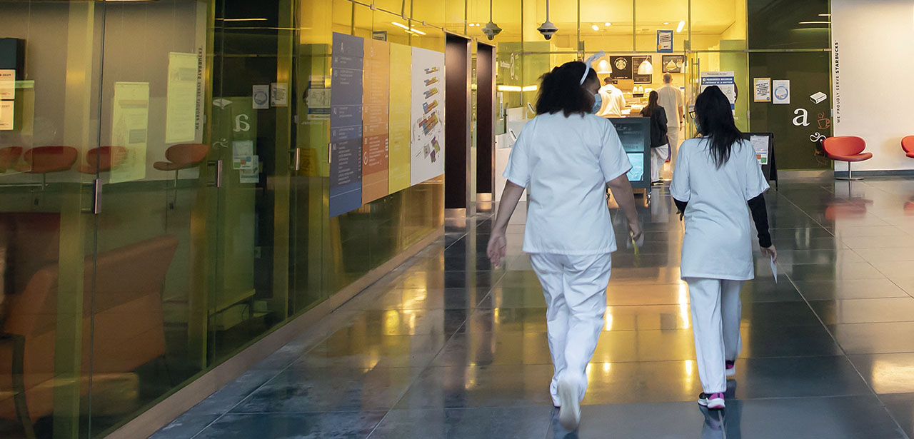 Visuel avec deux soignants marchant dans les couloirs d'un établissement de santé